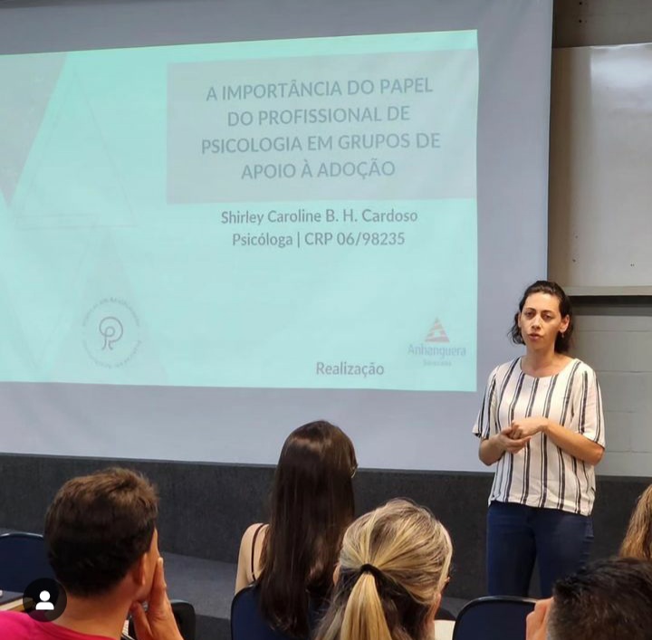 Psicóloga Shirley Caroline Dando Palestra Práticas em colhimento
