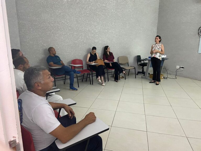 Shirley Caroline Psicóloga capacitando Educadores em Escolas